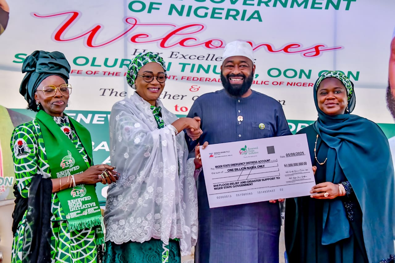 First Lady Oluremi Tinubu Donates ₦1 Billion, Relief Items to Disaster Victims in Niger State