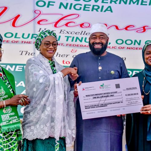 First Lady Oluremi Tinubu Donates ₦1 Billion, Relief Items to Disaster Victims in Niger State