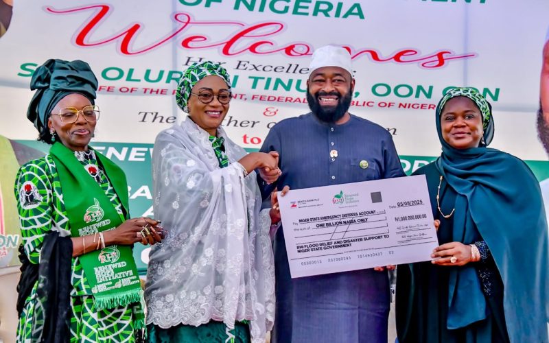 First Lady Oluremi Tinubu Donates ₦1 Billion, Relief Items to Disaster Victims in Niger State