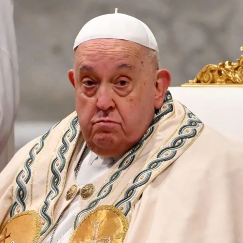 Pope Francis Defies Doctor’s Orders with Emotional Vatican Appearance Following Near-Death Experience